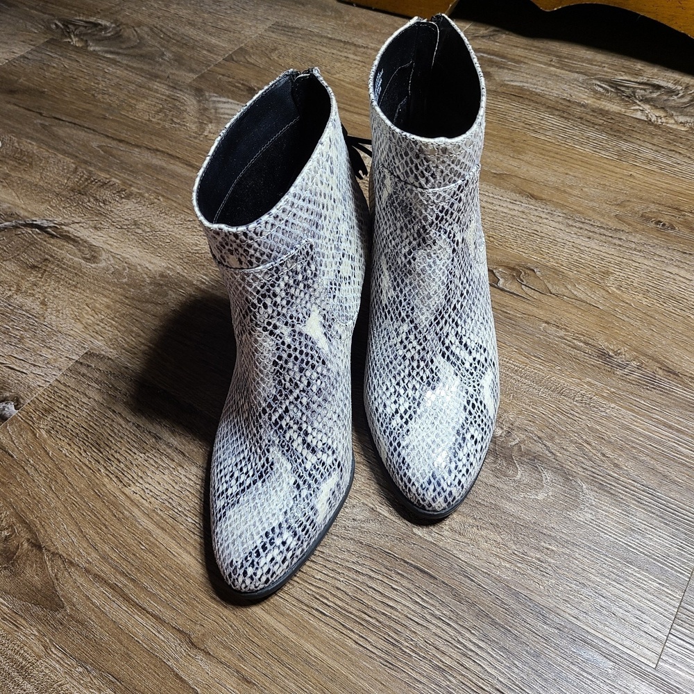 Anne Klein Women's AK Niccie Snake Skin Print Ankle Boots‎ Size 7 Booties